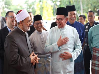 رئيس وزراء ماليزيا لشيخ الأزهر: نسترشد بمواقف فضيلتكم المستنيرة 