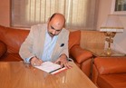 رئيس جامعة الفيوم يوقع على استمارة "علشان تبنيها" 