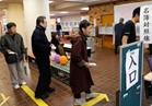اليابانيون يدلون بأصواتهم في انتخابات تحدد مصير رئيس الوزراء