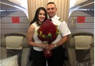 »على طريقة الأفلام«.. «خاتم الزواج» مفاجأة طيار لحبيبته على متن طائرة الأردن