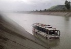 ارتفاع حصيلة القتلى جراء انزلاق حافلة ركاب في نهر بنيبال لـ31 قتيلا