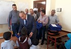 محافظ البحر الأحمر يوزع 3500 شنطة مدرسية على أبناء حلايب وشلاتين