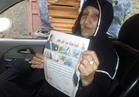 صور| عجوز توقع على استمارة "كلنا معاك من أجل مصر" بدمياط