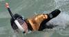 فرنسي مبتور الأطراف يعبر مضيق طوله 4 كيلومترات سباحة