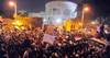 قناة العربية : المتظاهرون يقتحمون أسوار الاتحادية
