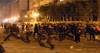 اشتباكات عنيفة بين قوات الأمن والمتظاهرين أمام فندق شبرد