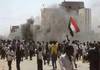 شباب سودانيون ينظمون وقفة احتجاجية إمام سفارة بلادهم بالقاهرة