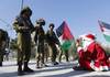 بالفيديو والصور.. جبروت إسرائيل يحول بين بابا نويل وأطفال غزة