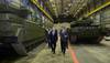 بوتين يشاهد صناعة أحدث دبابة أرماتا في مصنع بروسيا