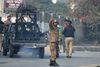 إصابة 3 من رجال الشرطة الباكستانية إثر انفجار قنبلة في "باري كوت"