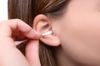 أضرار بالغة وراء تنظيف الأذن بـ«الأعواد القطنية»