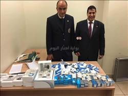 ضبط أدوات ومستلزمات جراحة الأسنان مع طبيب بمطار القاهرة