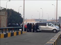 تلاميذ «نافع» يتوافدون على مطار القاهرة لاستقبال جثمانه