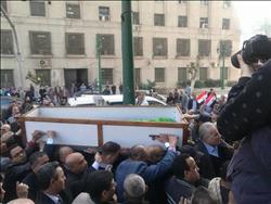 فيديو.. توافد المئات لمسجد عمر مكرم لحضور جنازة «إبراهيم نافع»