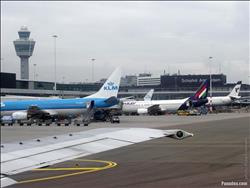 هولندا تلغي مئات الرحلات الجوية بمطار أمستردام بسبب الرياح
