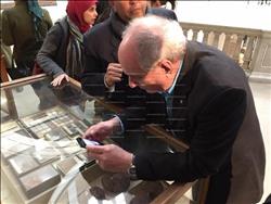 نائب وزير الخارجية اليوناني يلتقط صورا تذكارية لآثار المتحف المصري