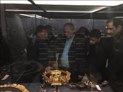 نائب وزير الخارجية اليوناني يزور «توت عنخ آمون» بالمتحف المصري