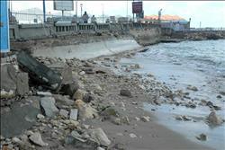 سلطان يكلف حماية الشواطئ بإصلاح الكورنيش نتيجة النوات