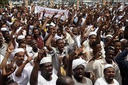 طلاب سودانيون يرشقون الشرطة بالحجارة في اليوم الثالث من احتجاجات الخبز