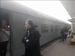 وزير النقل يتفقد محطة طنطا للسكك الحديدية ويستقل قطار من طنطا إلى القاهرة