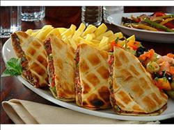 الإنتبندنت تنصح عشاق الطعام : «اذهب لمصر واستمتع بالحواوشي»