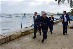 محافظ الإسكندرية يتفقد آثار الأمطار ببحري والأنفوشي ورآس التين