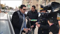 في عيد الشرطة.. أمن الإسماعيلية يوزع «شيكولاته» وورود على المواطنين