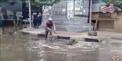 بالفيديو ..الأمطار الغزيرة تغرق شوارع القاهرة ورجال الأحياء يصرفون المياه