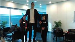 أطول رجل في العالم يصل القاهرة للترويج للسياحة 