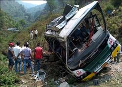 مقتل وإصابة 16 شخصا إثر سقوط حافلة في نهر غربي الهند