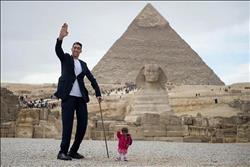 الصحف العالمية تسلط الضوء على زيارة أطول رجل و اقصر امرأة لمصر 