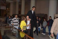 صور..أطول رجل وأقصر سيدة في العالم يزوران المتحف المصري
