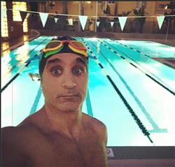 باسم يوسف يعلم ابنه آدم السباحة لأول مرة |فيديو