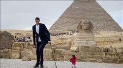 أطول رجل فى العالم يغادر القاهرة