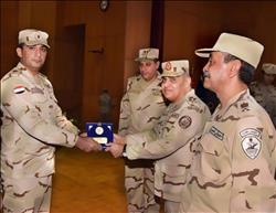 بالصور| وزير الدفاع يلتقي بقادة وضباط وصف وجنود المنطقة الغربية العسكرية