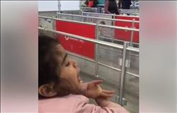 بالفيديو.. بكاء طفلة بالمطار يشعل مشاعر المصريين المغتربين