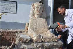 نقل تمثالين آثريين بمبني محافظة المنيا للترميم لأول مرة منذ 88 عاما