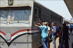 خروج قطار عن القضبان بمحطة قليوب.. و«السكك الحديد»: الحركة لم تتأثر