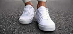9 طرق تقي حذاءك الأبيض من آثار سقوط الأمطار 