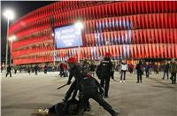  وفاة شرطي إسباني في أحداث شغب بملعب بيلباو| صور و فيديو