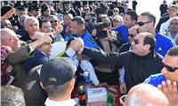 صور| الرئيس السيسي يصافح أهالي طلبة كلية الشرطة