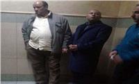 «عبد الباسط» يؤدي صلاة الظهر قبل نظر تجديد حبسه في قضية الرشوة