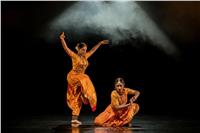 «مالافيكا ساروكاي» ترقص في الهند على ضفاف النيل