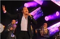 «حكيم» يشعل حماس الحاضرين في حفل «في حب مصر» بالكويت