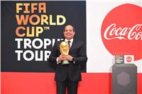 بالصور.. الرئيس السيسي يستقبل كأس العالم لكرة القدم في مصر