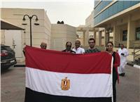 مصر تنتخب| المصريون بقطر يرفعون الأعلام خلال مشاركتهم بالانتخابات