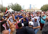 الناخبون يحتشدون أمام سفارة مصر بالكويت قبل ساعة ونصف من موعد الاقت