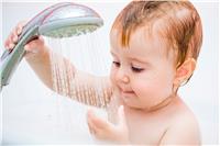 كيف تتعاملين مع طفلك وقت الاستحمام؟