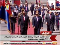 شاهد.. لحظة وصول الرئيس عمر البشير إلى القاهرة 