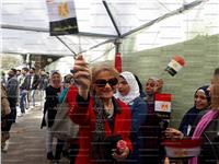 مصر تنتخب| فايزة أبو النجا تصر على الوقوف في طابور الانتخاب للإدلاء بصوتها 